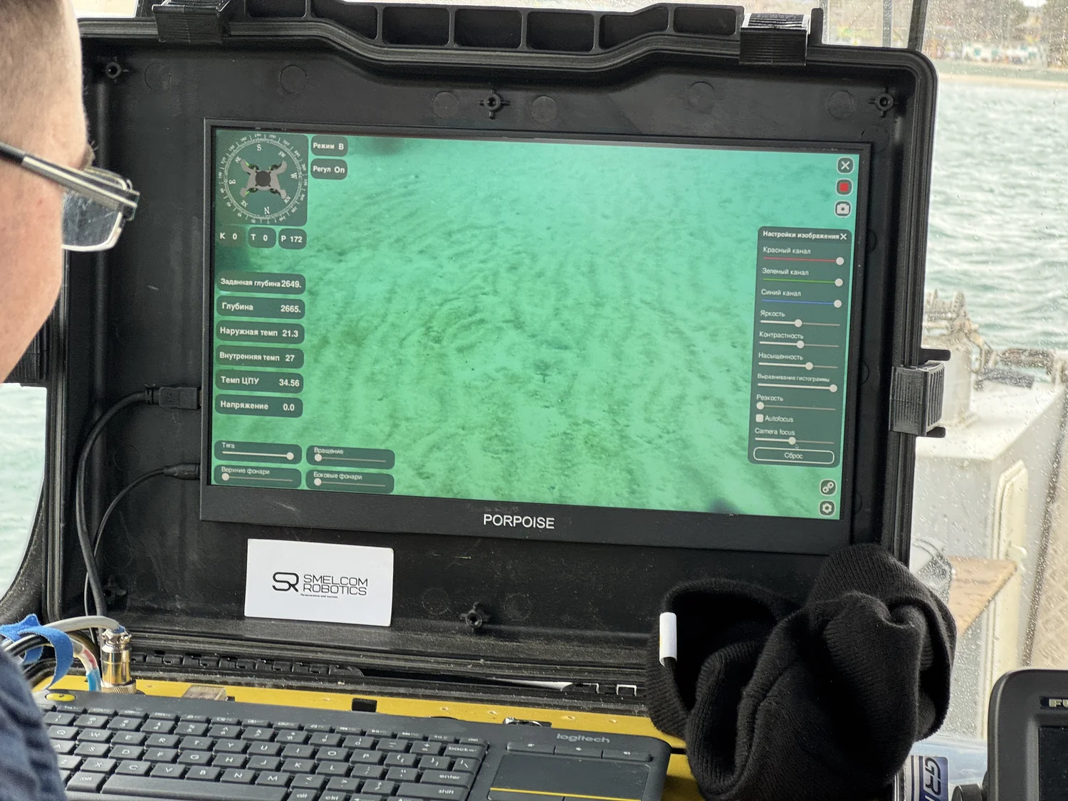 Control station screen aboard a boat during a survey