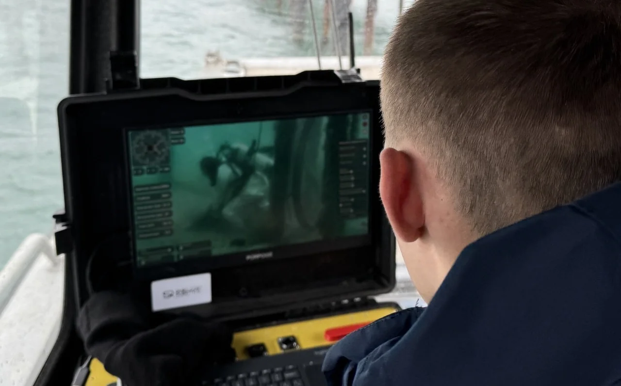 Control station screen: underwater inspection of a support pile